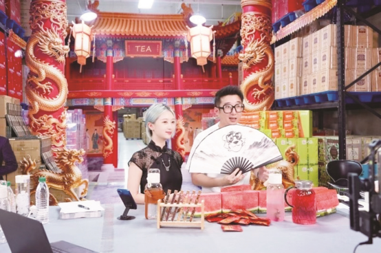 盘龙柱下泡乌龙 中国茶靠“中式直播”海外走红