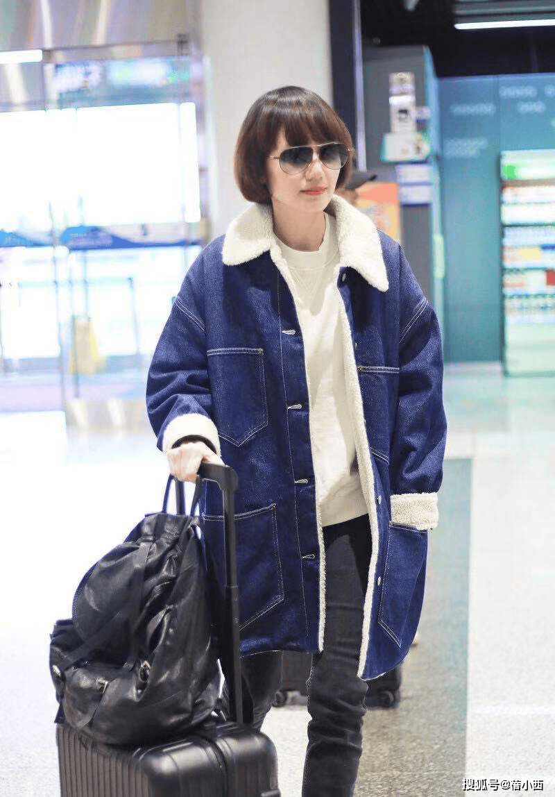 袁泉又带火了一种简约穿法：羊羔毛外套牛仔裤马丁靴时髦洋气